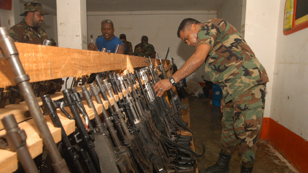 Cuando se sancionó la Ley de Justicia y Paz, miles de miembros de las AUC habían dejado las armas. Como los 452 del Bloque Bananero, que lo hicieron el 25 de noviembre de 2004, en Turbo, Antioquia. Foto: Fondo Audiovisual MAPP/OEA.