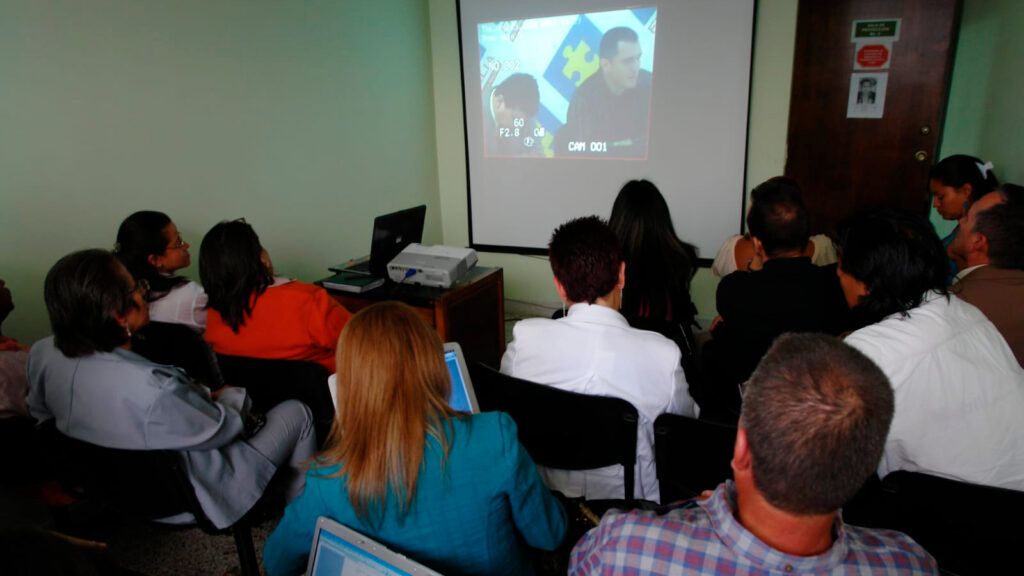 Víctimas y representantes de víctimas escuchan una versión libre de Ever Veloza García, alias 'HH', exjefe de los bloques Bananero y Calima de las AUC. Foto: Fiscalía.