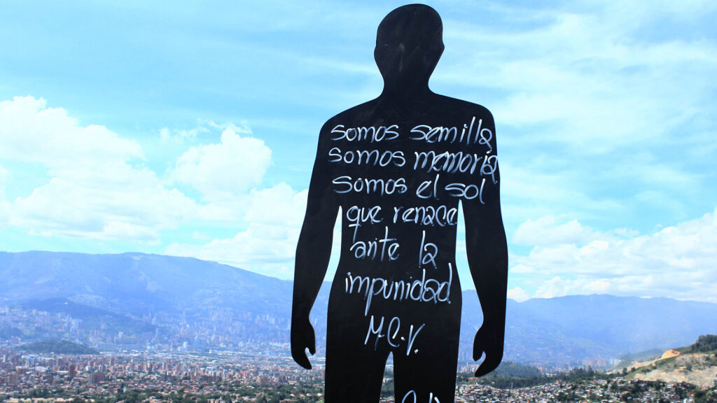 Cartel en memoria a las víctimas de desaparición forzada en la Comuna 13 de Medellín. Foto: Bibiana Ramírez.