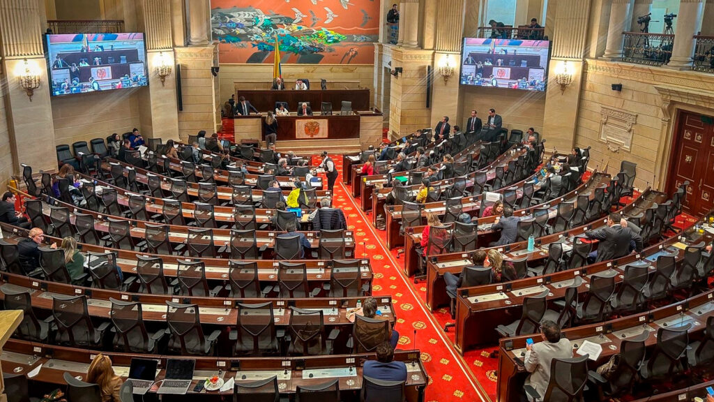En el Congreso de la República fue radicado un proyecto de ley para reformar la Ley 975 de 2005, y la Fiscalía General de la Nación radicará próximamente uno propio en tal sentido. Foto: Senado.